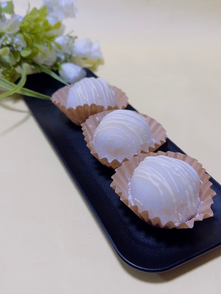 kadomarusapporo's tweet photo. 【販売開始のお知らせ】
商品:生チョコ大福(ホワイトチョコ)
日にち:2月18日(日)
値段:270円(税込)
予約:不可
終了予定:3月中

ホワイトチョコはくどいというイメージがありますが、当店で生チョコから製造しているのであんこと合わさって甘さを控えた食べやすいように仕上げています😋

 #かど丸餅店 https://t.co/lqovubqhmf