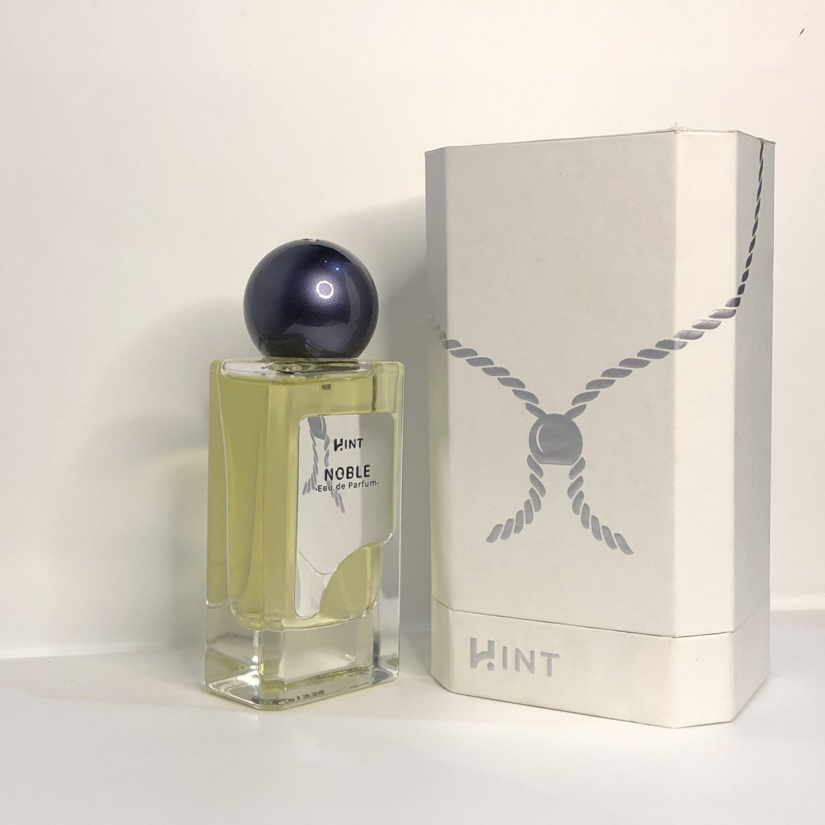 Fomo bgt ikutan nyoba parfum hint varian Noble yang disebut-sebut wangi kunticore, 

Sampe-sampe awal buka parfum ini, dinotice kakakku wangi white floralnya enak sampe dia minta ke botol parfum dia

So, mari kita #moodireview!