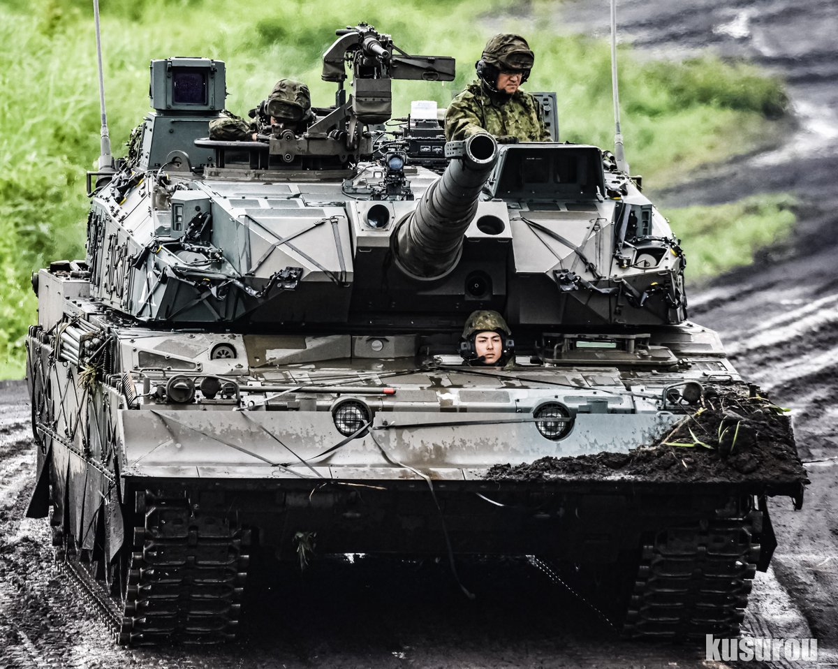 kusurou_'s tweet photo. 雨上がりの戦車道を前進してくる演習仕様のドーザ付き10式戦車がかっこよすぎるわ https://t.co/HH0pZubPgp