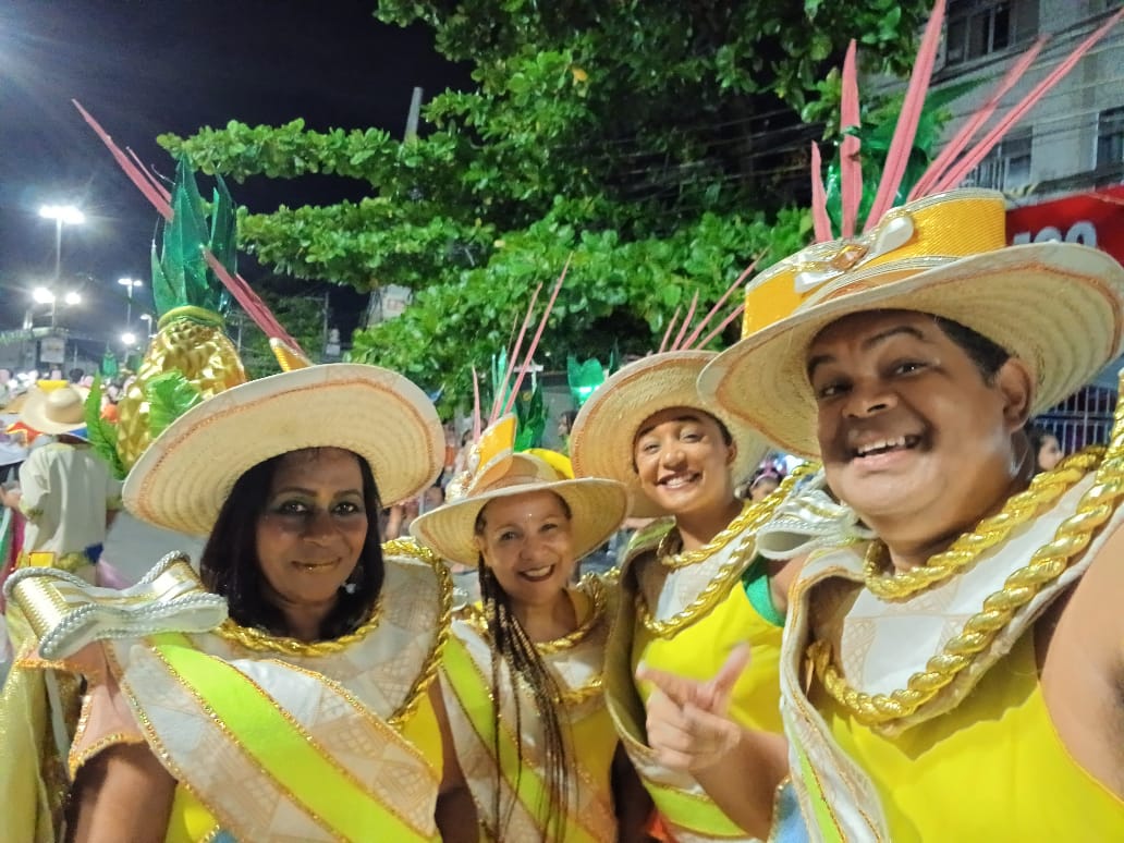 SandraHReis's tweet photo. Intendente Magalhães, RJ. Carnaval 2024. Povão na avenida. https://t.co/xh16vUEc0E