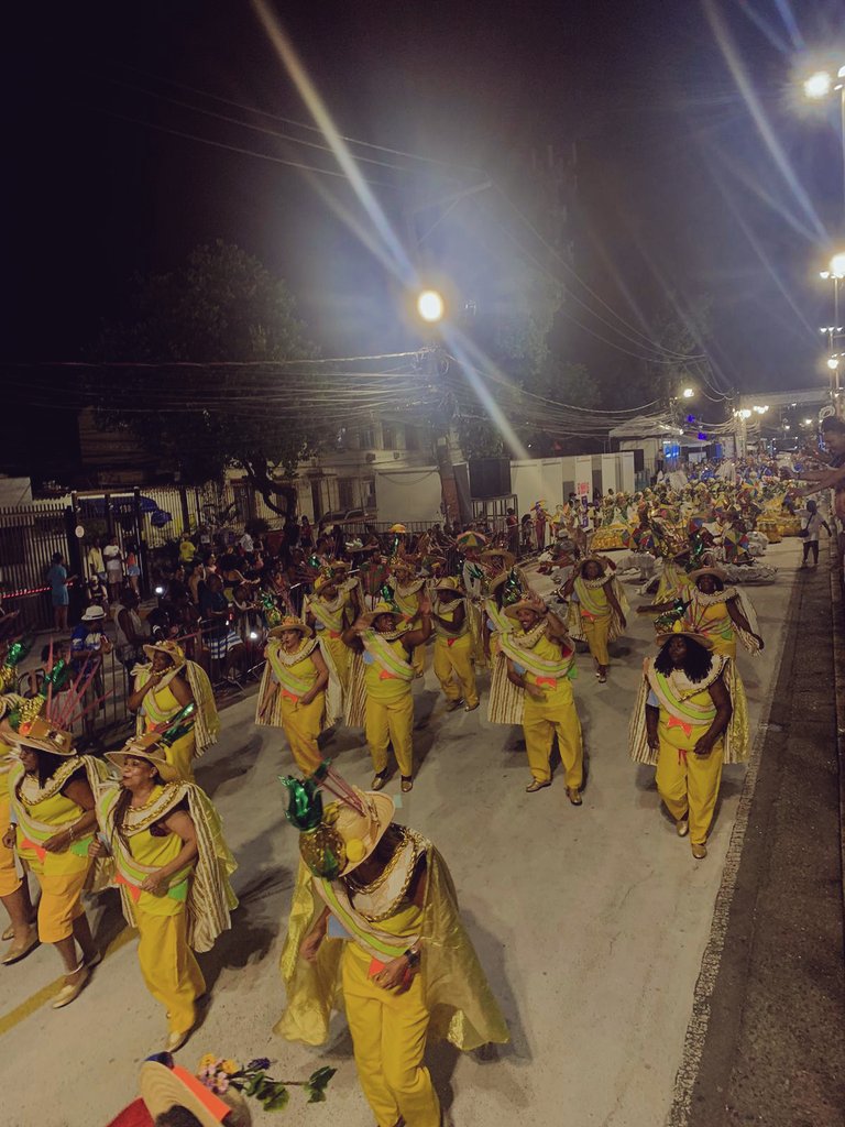 SandraHReis's tweet photo. Intendente Magalhães, RJ. Carnaval 2024. Povão na avenida. https://t.co/xh16vUEc0E