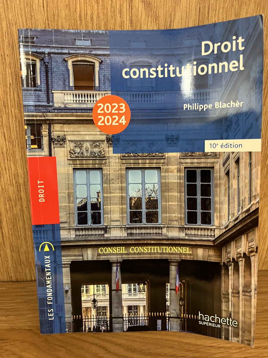 Merci ⁦@centre_lyon⁩ pour ce tour de force de faire tenir le droit constitutionnel en 159 pages