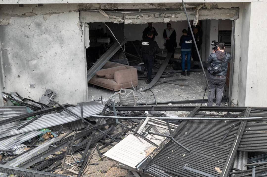 '*Kiryat Shmona Municipality reports: Rocket attacks on the city have damaged the electricity and water infrastructure, along with several homes and vehicles.* #KiryatShmona #RocketAttack'