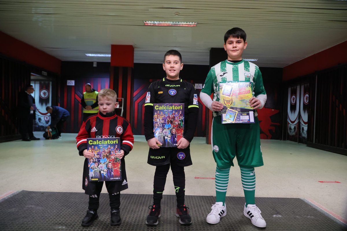 seriecofficial's tweet photo. 🅟🅐🅝🅘🅝🅘 ​ 🅦🅔🅔🅚🅢 📸❤️⚽️

#PaniniWeeks #celocelomanca #SerieCNOW https://t.co/SN7boxE8On