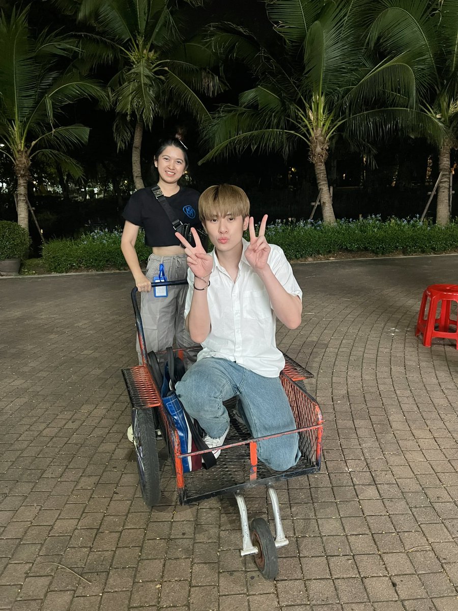 Boonnumpro's tweet photo. วันนี้แอดเอาการถ่ายรูปของวิถีคนเท่มาฝากค่ะ บรรยากาศในกอง #ความลับในแอปหาคู่ 

#change2561 
#boonnumproduction 
#บุญนำโปรดักชั่น 
#กองถ่ายละคร 
#ซีรีส์ #เบื้องหลังการถ่ายทำ
#jackrin #JackieJackrin https://t.co/HC2oSaN2FT