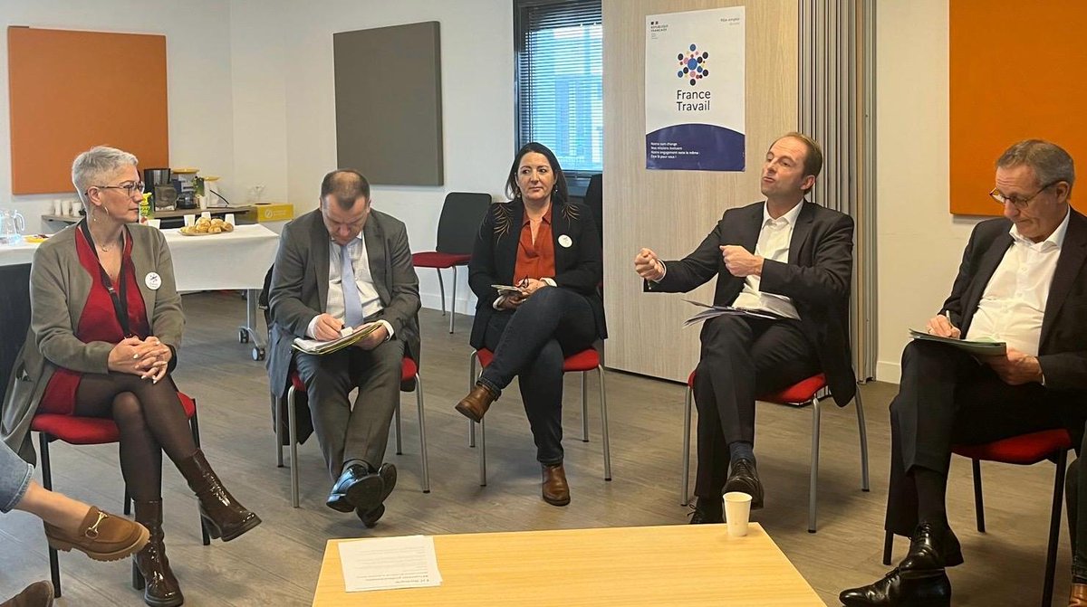 FTravail_NA's tweet photo. La matinée se poursuit avec les attentes des entreprises . Pour @ThibautGuilluy : "nous avons besoin des entreprises pour développer le mentorat, afin de consacrer du temps à un jeune pour l'aider dans sa recherche d'#emploi. #AvecFranceTravail #Inclusion https://t.co/tWkO6TNHb5