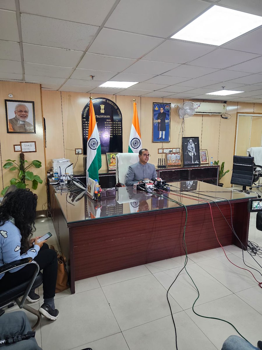 आज, मैंने भारत की महामहिम राष्ट्रपति को संदेशखाली पश्चिम बंगाल की घटनाओं पर आयोग की रिपोर्ट सौंपने के बाद प्रेस कॉन्फ्रेंस को संबोधित किया।
<a href="/rashtrapatibhvn/">President of India</a> #NCSC <a href="/arunhalderncsc/">Arun Halder</a> <a href="/WBPolice/">West Bengal Police</a>