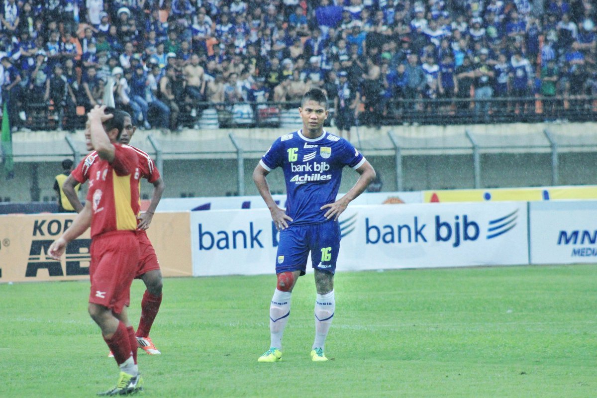 ahmadjufriyanto's tweet photo. Mundur ke tahun 2014, 16 november di Si Jalak Harupat. Momen kekalahan perdana di ISL 2014 melawan semen padang setelah 4 pertandingan sebelumnya berhasil mengumpulkan 10 poin.Ada yang tahu berapa skornya gaes?
#tbt #isl2014 #persib #bobotoh #juara #jupe16
https://t.co/EU1PY8icGj https://t.co/jbE1LFcub7