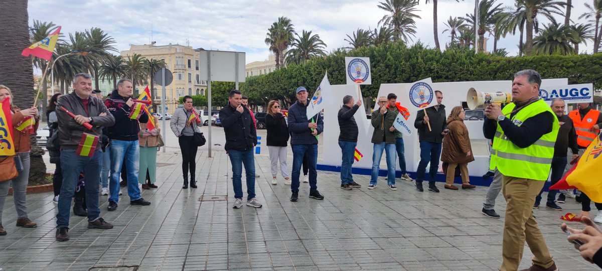 Poptvmelilla's tweet photo. ℹ️ @AugcMelilla @supmelilla @AegcMelilla se concentran frente a Delegación del Gobierno para reclamar una equiparación salarial con las policías autonómica y local. También piden que se les considere profesión de riesgo https://t.co/7zuhgciEUF