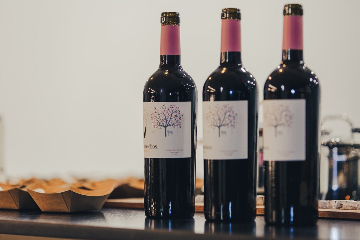 ¡Viernes, el día ideal para descorchar la felicidad! 🍷✨