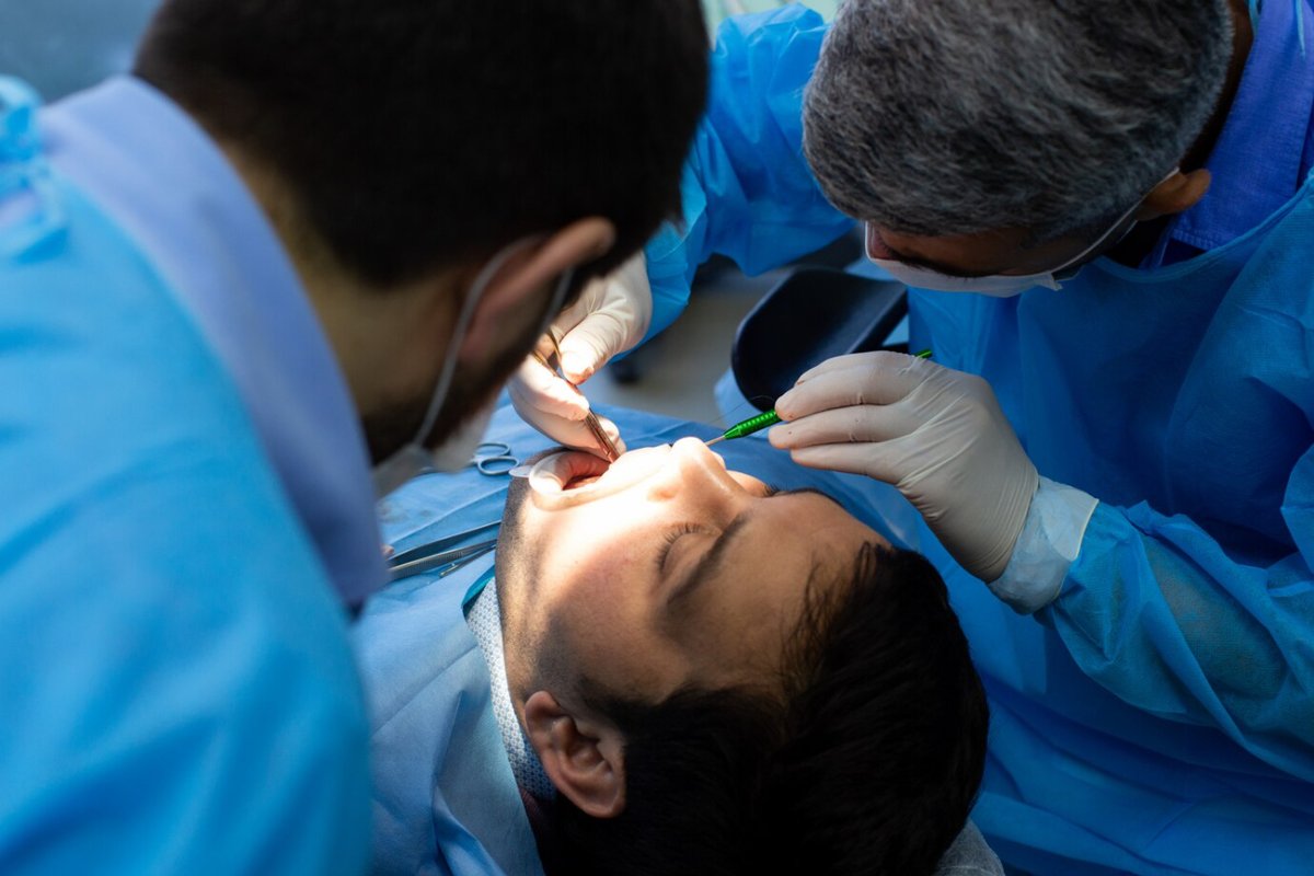 HUInfantaElena's tweet photo. Nuestro Servicio de Cirugía Oral y Maxilofacial incluye tratamientos para la exodoncia de piezas como son las muelas del juicio o los #dientes supernumerarios. Descubre más acerca de esta Área liderada por la Dra. @lorenapingarron https://t.co/Fi7jSxCOEW https://t.co/Umoxr9Ih01