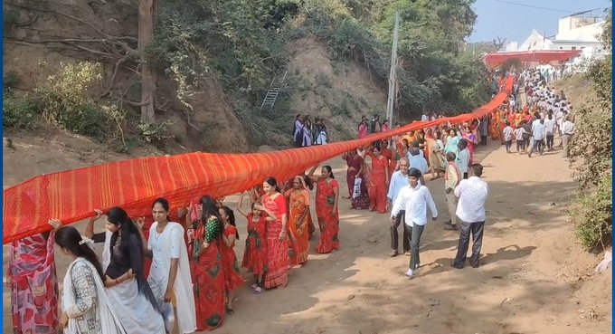 Villagers offer 1100 ft saree to river to mark Narmada Jayanti