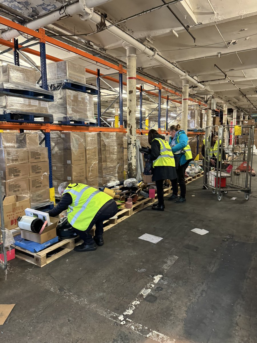 k4shf's tweet photo. Big Thank you to @UPPLC_UK this morning for donating some of their excess stock to #LocalGoodCauses 👏👏👏@KingfisherSch @MaggiesCentres @OldhamMayor #OldhamGuides #LydiasTeaRoom @NajmaKhalid1 ✅#LoveOldham #OldhamHour https://t.co/UI0vFSZbsW