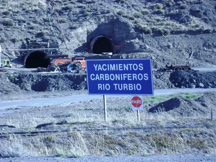 🚨Yacimientos Carboniferos Rio Turbio.

Luego de su intervención se confirmó que los trabajadores tienen una jornada laboral dentro de la mina de 2 horas y media diarias.  Son 2.142 empleados con un sueldo promedio de 1.2 millones, la mitad administrativos.  Había 30 fallecidos