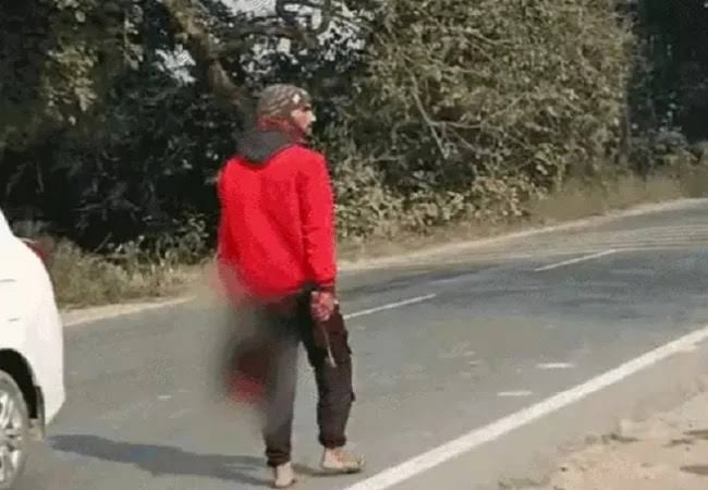 mishrag47's tweet photo. बाराबंकी में एक पति ने अपनी चरित्रहीन पत्नी का गला काट दिया और कटा हूआ सर हाथ मे लेकर थाने पहुंच गया। रास्ते मे उसने कुछ औरतों को हाथ मे अपनी पत्नी कटा हुआ गला दिखाकर चेतावनी दी और कहा कि "तुम अपने पति से कभी बेवफाई मत करना, वरना तुम्हारा भी यही हाल हो सकता है"। https://t.co/dEmj1BTg0v