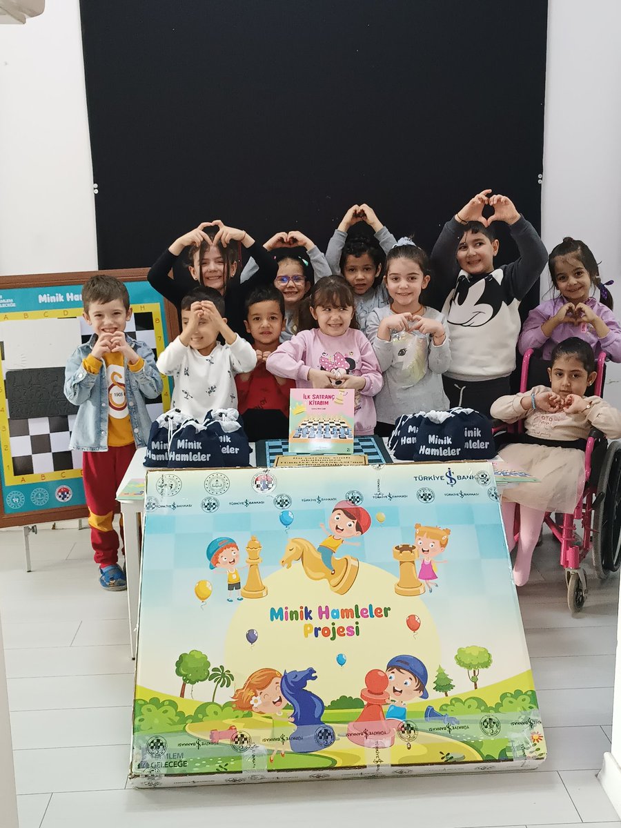 "Minik Hamleler" projesi kapsamında verilen satranç eğitim seti öğrencilerimizle buluştu. Öğrencilerimiz merak ve heyecanla inceleyerek ilk hamlelerini gerçekleştirdiler.
♟️ HER HAMLEM GELECEĞE! ♟️
<a href="/denizlimem/">Denizli İl Millî Eğitim Müdürlüğü</a> <a href="/emre_caliskan/">Emre Çalışkan</a> <a href="/NailAnaokulu/">NAIL OZKARDES ANAOKULU</a>