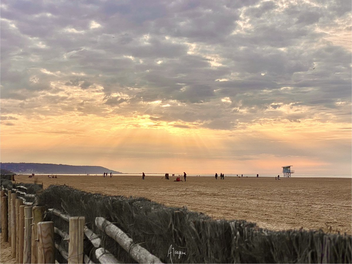anne_margerie's tweet photo. #coucherdesoleil #deauville #art #ambassadeursdenormandie #choisirlanormandie #igersnormandie #cadeaudelanature #PHOTOS #phographers https://t.co/T5Sxxv7gEC