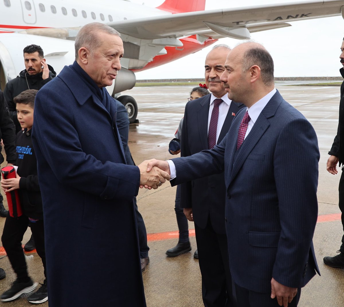 Bir dizi programları gerçekleştirmek üzere bugün #Giresun'umuzu teşrif edecek olan Cumhurbaşkanımız Sayın <a href="/RTErdogan/">Recep Tayyip Erdoğan</a>'ı Ordu-Giresun Havalimanında karşıladık.

Aziz şehrimize hoş geldiniz Sayın Cumhurbaşkanım.