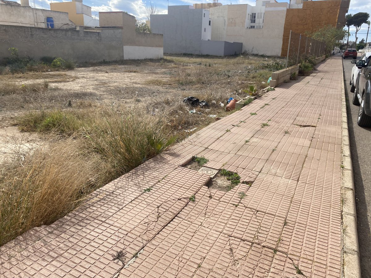 QFoticos's tweet photo. @AytoLosAlczares Pues tenéis trabajo.Después de varios escritos mantenéis el solar y la acera en este lamentable estado.
Calle Poeta jara carrillo. https://t.co/rLgagjxJVo