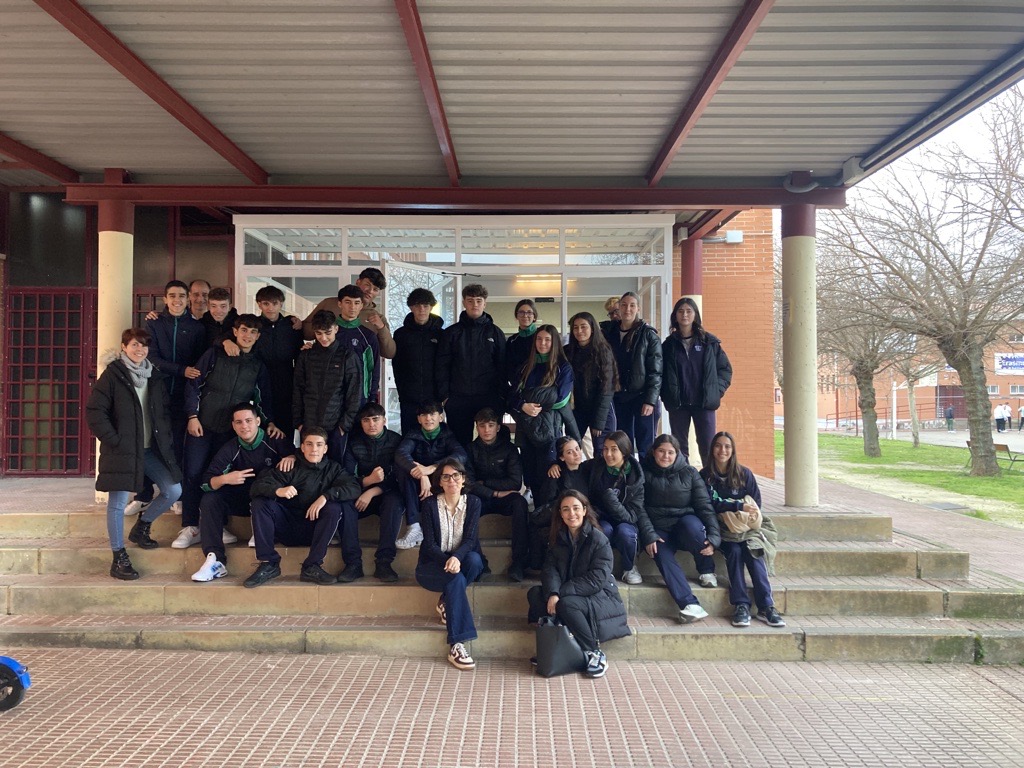 Iesfedericafuen's tweet photo. Ayer tuvimos la suerte de recibir en nuestro centro a alumnos del IES Virgen de la Vega de Fuenlabrada.
Un placer poder compartir nuestra experiencia y orientación en la #fp
#formacionprofesional #yosoyfp #datsur https://t.co/8fYkaIAiNz