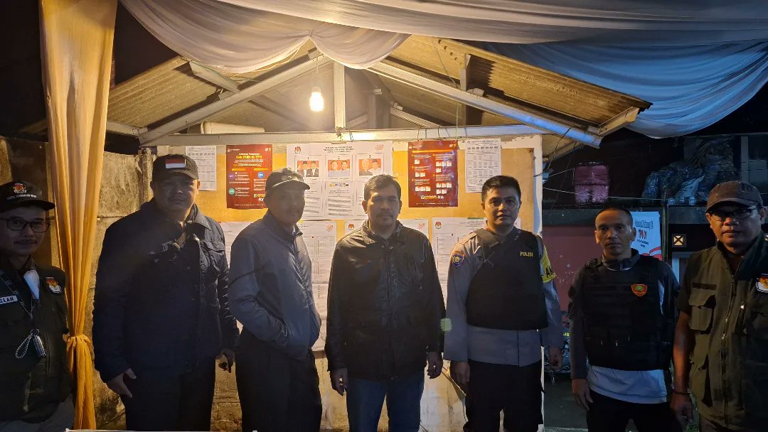 HumasSekCiawi's tweet photo. Kapolsek Ciawi KOMPOL AGUS HIDAYAT, SH. dan Camat Ciawi Drs. SUTISNA Beserta Seluruh Unsur Muspika Kec .Ciawi  Melaksanakan Patroli Kontrol Kesiapan Masing-masing TPS yang ada di wilayah Kecamatan Ciawi Kab. Bogor.
#polresbogorhadir
#pemilu2024 
#operasimantapbrata2024 https://t.co/ewtlEi3lRM