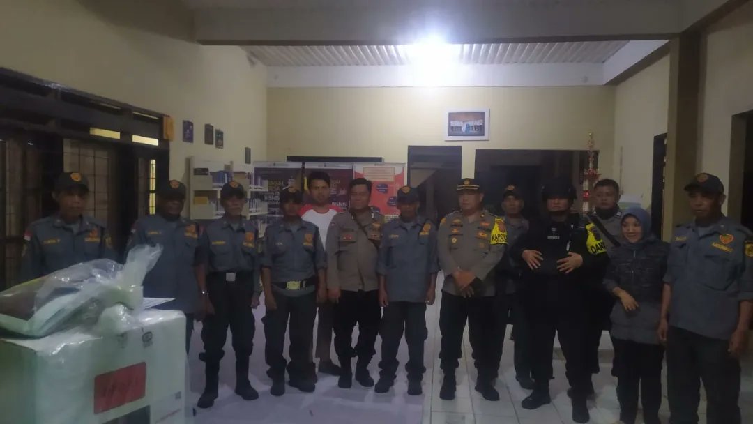 HumasSekCiawi's tweet photo. Kapolsek Ciawi KOMPOL AGUS HIDAYAT, SH. dan Camat Ciawi Drs. SUTISNA Beserta Seluruh Unsur Muspika Kec .Ciawi  Melaksanakan Patroli Kontrol Kesiapan Masing-masing TPS yang ada di wilayah Kecamatan Ciawi Kab. Bogor.
#polresbogorhadir
#pemilu2024 
#operasimantapbrata2024 https://t.co/ewtlEi3lRM
