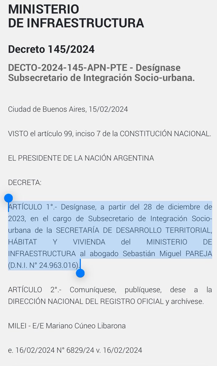 TOPOarg's tweet photo. EL MINISTERIO DE INFRAESTRUCTURA SIGUE EXISTIENDO Y HACE COSAS RARAS

A pesar de los anuncios oficiales de Toto Caputo, el Ministerio de Infraestructura no se ha fusionado con el de Economía. 

De hecho, la cartera que dirigía Guillermo Ferraro sigue nombrando nuevos funcionarios en la órbita de su jurisdicción.

La última designación se firmó ayer, 15 de febrero, y se publica hoy en el Boletín Oficial. Se trata del nuevo Subsecretario de Integración Socio-Urbana, Sebastián Pareja.

Cosa rara, al nuevo servidor público lo ponen en funciones “a partir del 28 de diciembre de 2023”.

Casi dos meses es mucho tiempo ¿Necesitarán que se firmen actos administrativos hasta esa fecha pretérita? ¿Durante este tiempo no se delegó la firma en otro funcionario? Es raro.