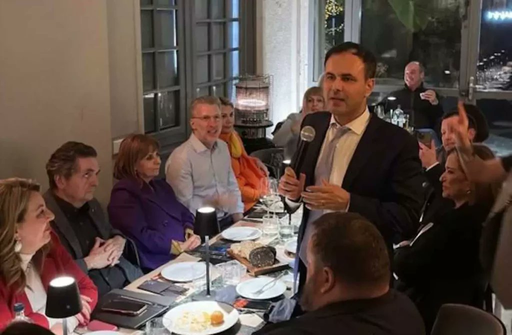 aristoklis74's tweet image. Αυτήν την φωτογραφία με την πρόεδρο της Ελληνικής Δημοκρατίας να γιορτάζει την δικαίωση των ΛΟΑΤΚΙ,μου την έστειλε πιλότος F-16 που παραιτήθηκε για να πετάει με εμπορικές εταιρείες: "Κώστα πια χώρα να υπερασπιστώ; Θέλω να κάνω εμετό μόνο και που τους βλέπω.Φύγε όσο είναι καιρός".