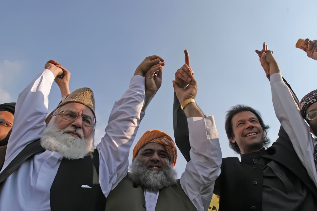 AbdullahAkbar0's tweet photo. مولانا یہ مت بتلائیے کہ آپ نے پہلے جو کچھ کیا کس کے کہنے پر کیا ، یہ بتلائیے کہ اب جو کچھ کررہے ہیں کس کے کہنے پر کررہے ہیں ؟ ہمارے گمان میں میں آپ نے مالکان کبھی نہیں بدلے https://t.co/oMmQbqXZom