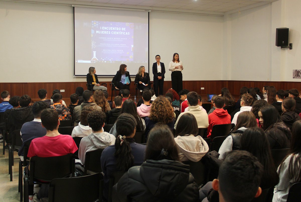 AytoBeniel's tweet image. 👩‍🔬 Carmen María Muñoz, Francisca Alcaraz y Delfina Roca protagonizan el primer encuentro de mujeres científicas organizado por @AytoBeniel. 

🤝 La alcaldesa, Mari Carmen Morales, les ha agradecido &quot;su predisposición para colaborar con este proyecto&quot;.

🔗 beniel.es/encuentro-muje…