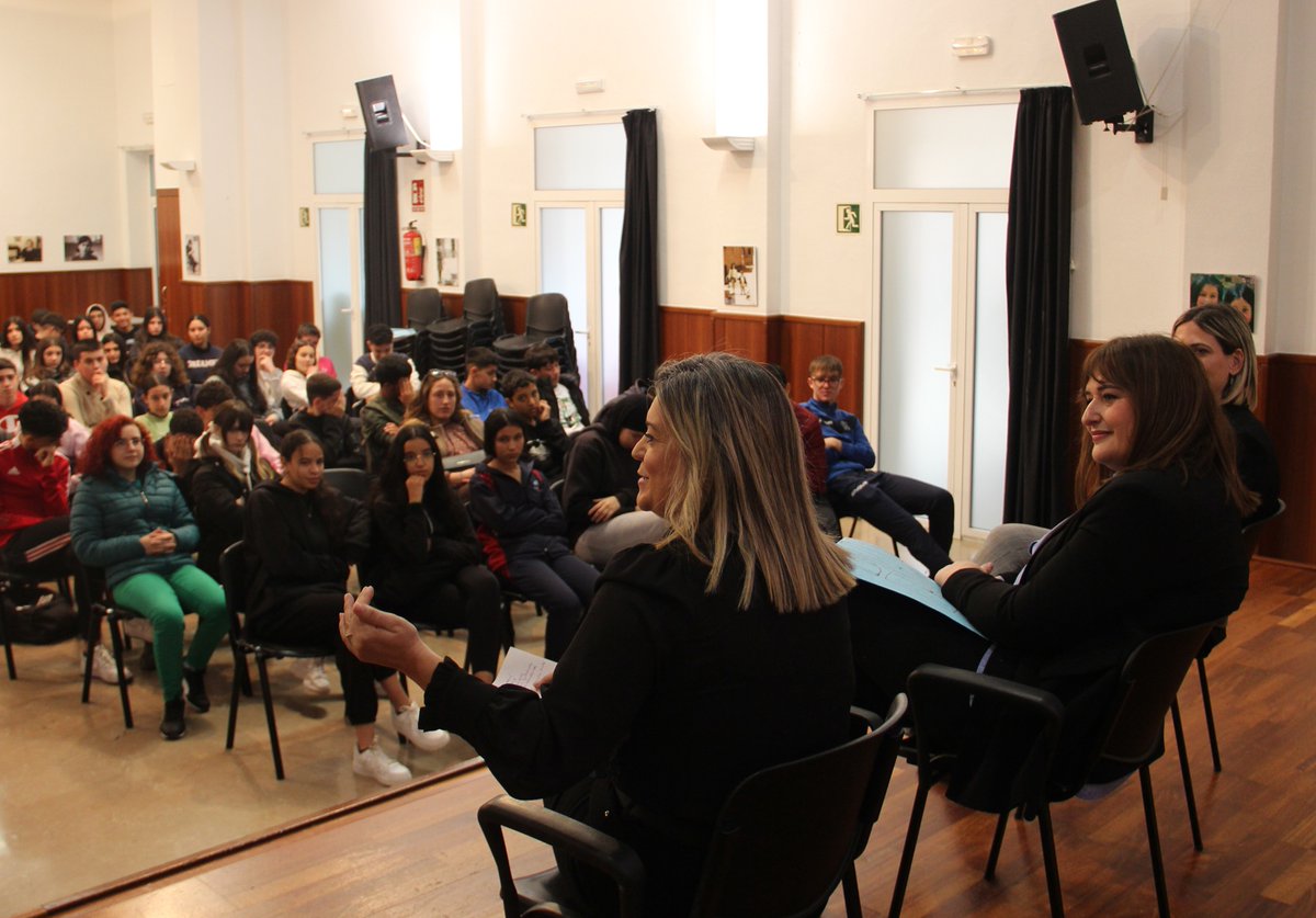 AytoBeniel's tweet image. 👩‍🔬 Carmen María Muñoz, Francisca Alcaraz y Delfina Roca protagonizan el primer encuentro de mujeres científicas organizado por @AytoBeniel. 

🤝 La alcaldesa, Mari Carmen Morales, les ha agradecido &quot;su predisposición para colaborar con este proyecto&quot;.

🔗 beniel.es/encuentro-muje…