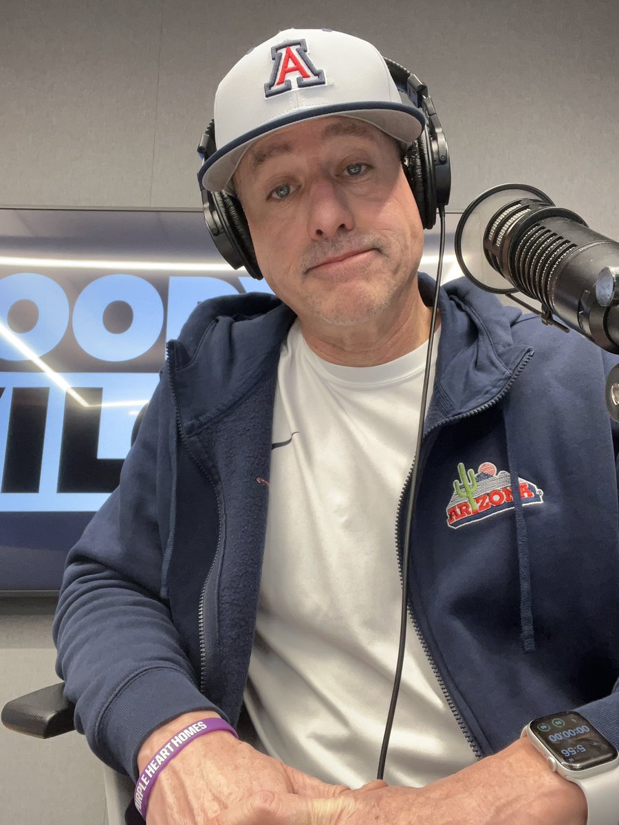 WilcoxStuff's tweet photo. It’s 5:57am…do you know where YOUR #Arizona fan is? #GoodMorning #BearDown #WilcoxStuff @ArizonaMBB @RealEMOY https://t.co/B7l42gxddr