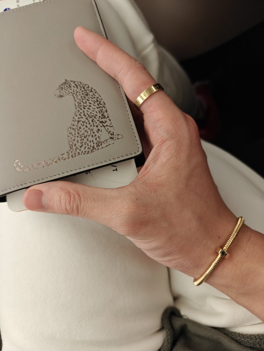 LeeThanapob's tweet image. ไปละน้าาาาาาาาาา
✈️🧳

#cartier
#thanapob_lee