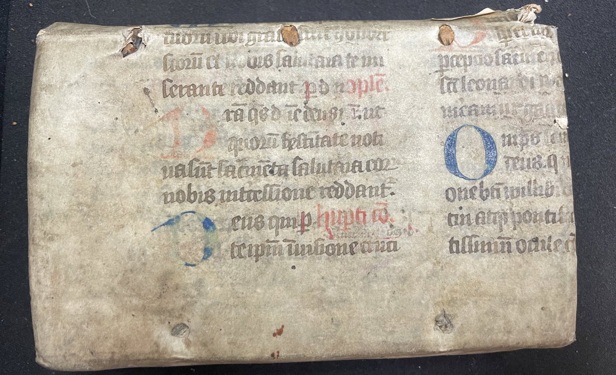 RareBookYvette's tweet image. A very happy #FragmentFriday from me and this adorable little early modern book robed in a medieval bifolium parchment cover. 📜 

@SCA_MULibrary RB TH 5 1628, Cologne

#Fragmentology #bookcovers