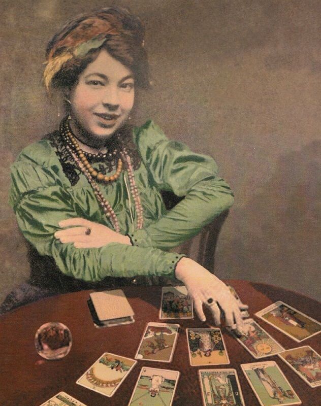 Pol's tweet photo. Pamela Colman Smith, nació un 16 de febrero de 1878.
A los 31 años a pedido de Arthur Waite ilustró el mazo de tarot conocido como Waite Smith, uno de los dos mas populares junto al Tarot de Marsella.

Sol en Acuario, Luna en Leo y Venus en Piscis.
Gracias Pixie por la magia. https://t.co/1H4SNE7aiN