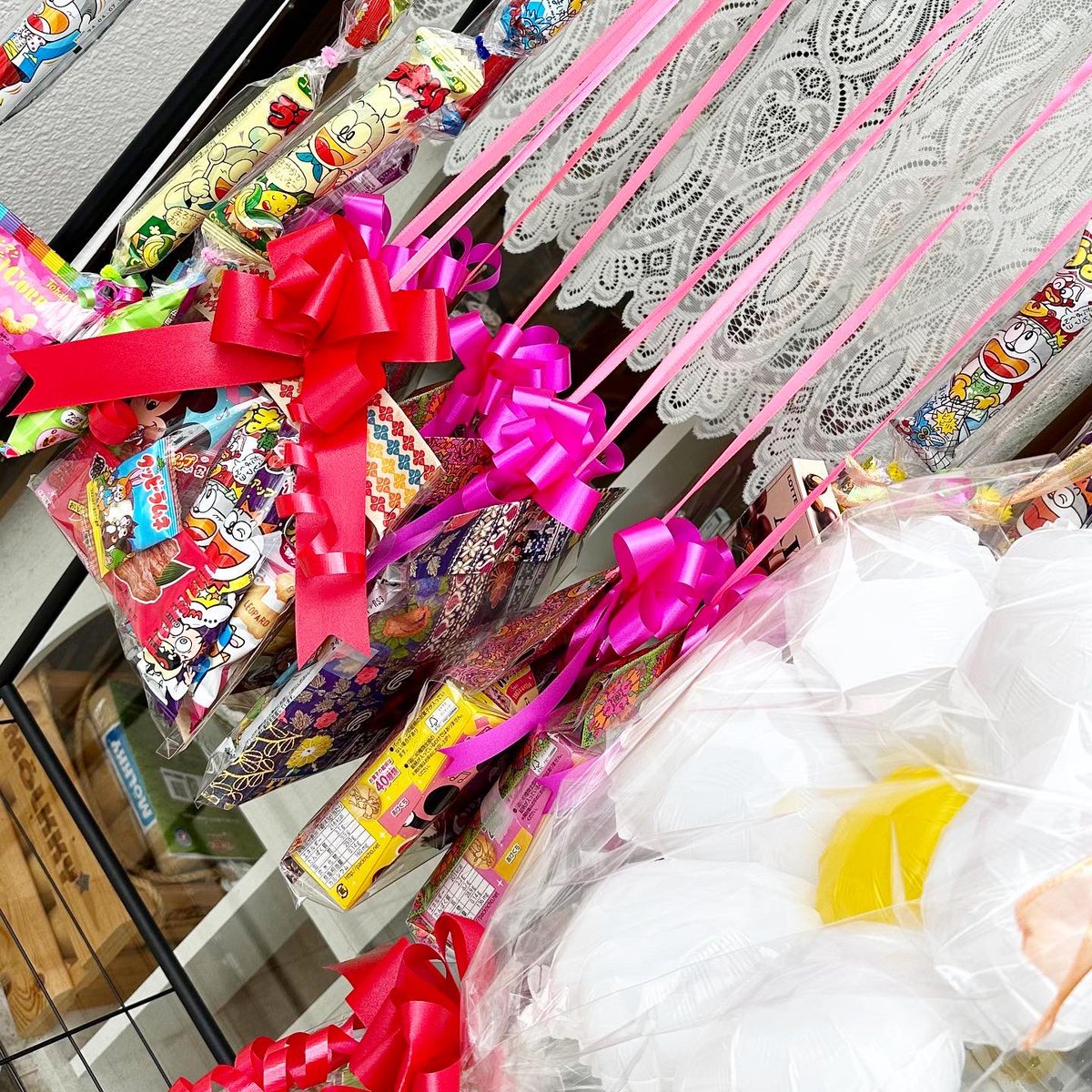 papiko_shop's tweet photo. 🎓🌺沖縄の文化🌺🎓

卒業式お菓子レイ
今年からpapikoでも取り扱い始めました🌸

毎年取り扱いありますか？のお問い合わせいただくので…
今年からは販売します❣️❣️

那覇/新都心/浦添近辺でお探しの方は
ぜひぜひpapikoへどうぞ〜❣️

#沖縄卒業式 https://t.co/mfwbT9hL3B