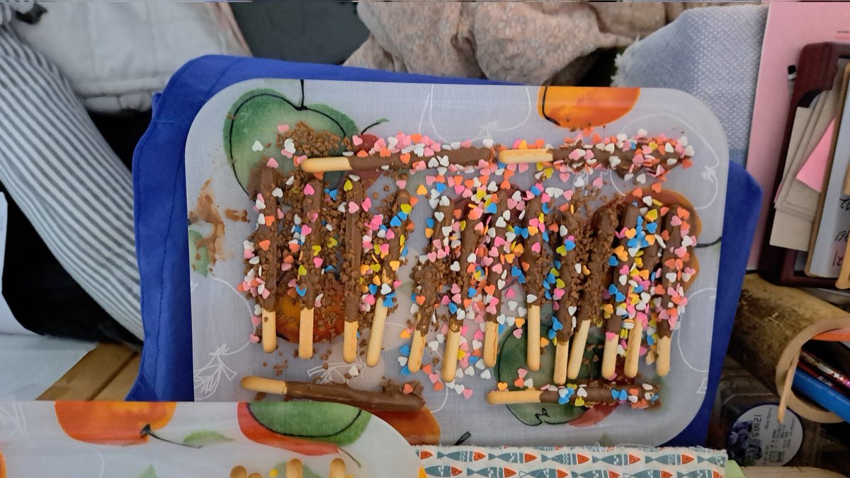 안녕하세요 여러분 오랜만에 와서 생존신고 하고 갑니다 빼빼로 만들었습다