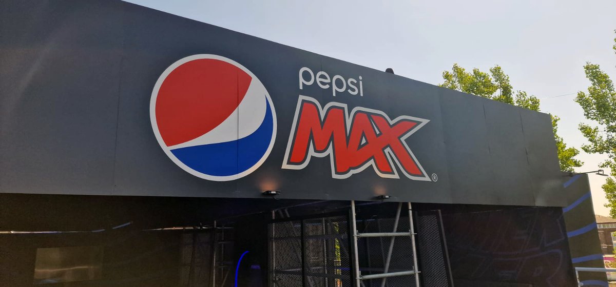 WeAreOMMPrint's tweet photo. Thirsty for summer to start?🔥

We’re dreaming of making waves again like we did at Wireless festival last year with our outstanding printed graphics for this crowd-pleasing construction.🙌

Bring your vision to life &amp; perform with #ommprint
 
Visit https://t.co/T6a1gj49DJ https://t.co/fFwsbGo5o0