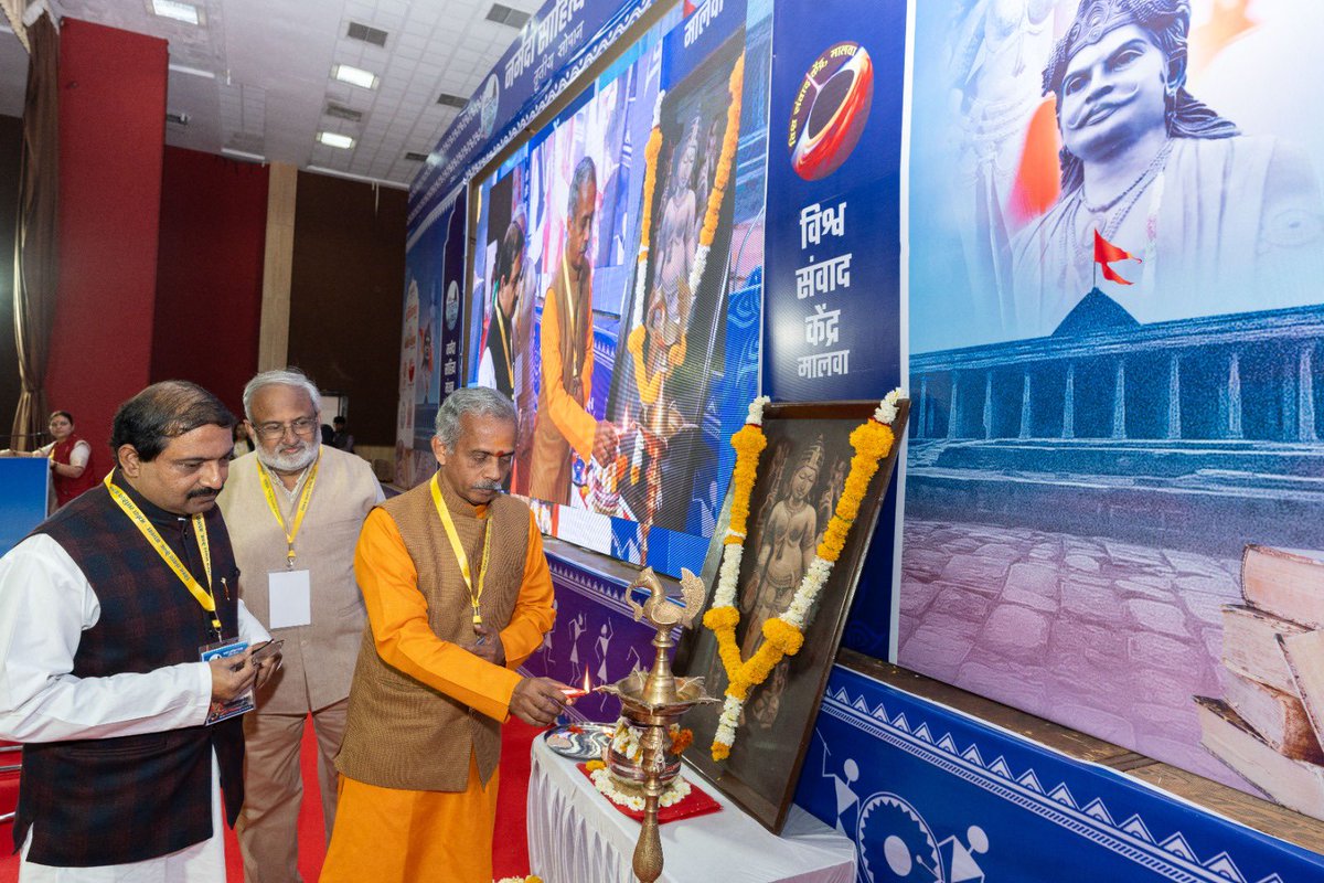 VinayDixit_'s tweet photo. हमारे लिए कोई अन्य नही है, सभी हमारे है, वसुधैव कुटुंबकम् यह हमारा स्व है - @kumarnandaj 
(राष्ट्रीय संयोजक ,प्रज्ञा प्रवाह )

NSM के उद्घाटन सत्र के अवसर पर मुकेश जी मोढ, के जी सुरेश (कुलपति ,MCU ), पद्मश्री श्री भगवती लाल राज पुरोहित भी उपस्थित रहे । #NSM2024 #vskmalwa https://t.co/YnBZJBKhYp