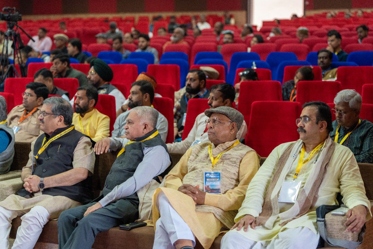 VinayDixit_'s tweet photo. हमारे लिए कोई अन्य नही है, सभी हमारे है, वसुधैव कुटुंबकम् यह हमारा स्व है - @kumarnandaj 
(राष्ट्रीय संयोजक ,प्रज्ञा प्रवाह )

NSM के उद्घाटन सत्र के अवसर पर मुकेश जी मोढ, के जी सुरेश (कुलपति ,MCU ), पद्मश्री श्री भगवती लाल राज पुरोहित भी उपस्थित रहे । #NSM2024 #vskmalwa https://t.co/YnBZJBKhYp