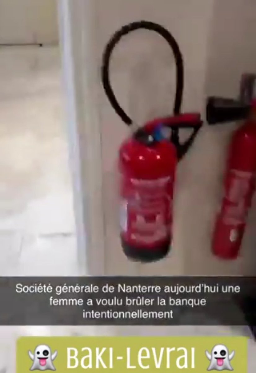 JeDisTout5's tweet photo. Incendie à la Société Générale de Nanterre. Ce peuple devient tellement stupide que les gestes élémentaires sont oubliés. 
On a le temps de filmer mais pas de faire ce qu'il faut.
#nanterre 
#societegenerale https://t.co/D7hjibO1Vy