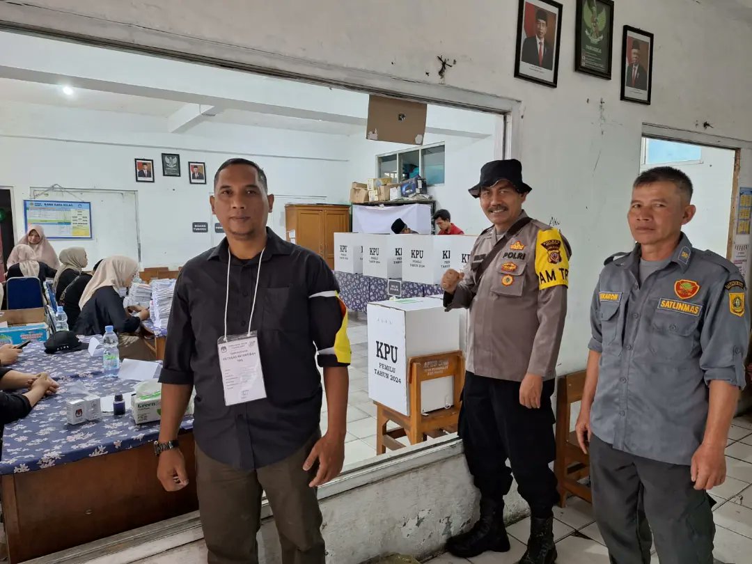 HumasSekCiawi's tweet photo. Personil Polsek Ciawi Polres Bogor, Ditengah Cuaca yang Kurang Bersahabat Tetap Bersemangat Melaksanakan Pengamanan Proses Pemilu Legislatif dan Presiden 2024 di Wilayah Hukum Polsek Ciawi, Agar Pemilihan Berjalan Kondusif.
#polresbogorhadir
#operasimantapbrata2024 https://t.co/oOFlYJrJXv