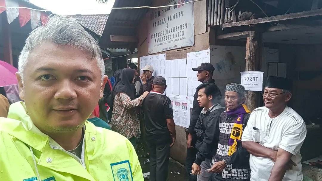 HumasSekCiawi's tweet photo. Personil Polsek Ciawi Polres Bogor, Ditengah Cuaca yang Kurang Bersahabat Tetap Bersemangat Melaksanakan Pengamanan Proses Pemilu Legislatif dan Presiden 2024 di Wilayah Hukum Polsek Ciawi, Agar Pemilihan Berjalan Kondusif.
#polresbogorhadir
#operasimantapbrata2024 https://t.co/oOFlYJrJXv