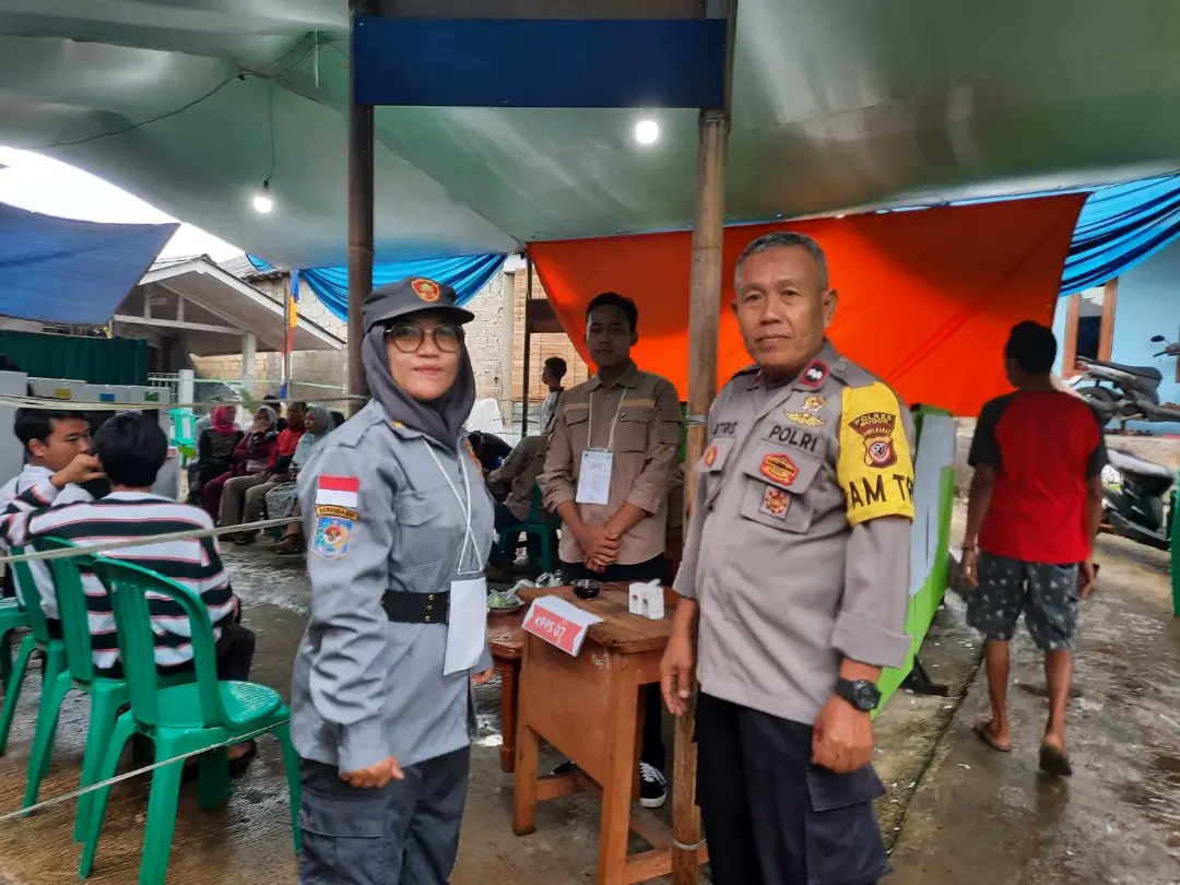 HumasSekCiawi's tweet photo. Personil Polsek Ciawi Polres Bogor, Ditengah Cuaca yang Kurang Bersahabat Tetap Bersemangat Melaksanakan Pengamanan Proses Pemilu Legislatif dan Presiden 2024 di Wilayah Hukum Polsek Ciawi, Agar Pemilihan Berjalan Kondusif.
#polresbogorhadir
#operasimantapbrata2024 https://t.co/oOFlYJrJXv