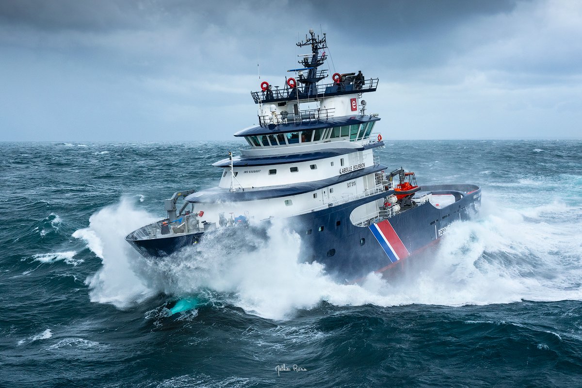 𝐀𝐁𝐄𝐈𝐋𝐋𝐄 𝐁𝐎𝐔𝐑𝐁𝐎𝐍 - 𝐓𝐄𝐌𝐏𝐄𝐓𝐄 𝐂𝐈𝐀𝐑𝐀𝐍 
L'Abeille  Bourbon est un remorqueur d'intervention, d'assistance et de sauvetage de haute mer, stationné à Brest. Conçu pour porter secours aux navires en détresse, c'est un emblème de la ville de Brest.
𝑀𝑅𝑖𝑣𝑟𝑖𝑛