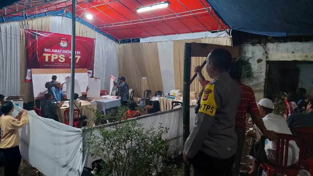 HumasSekCiawi's tweet photo. Monitoring Proses Penghitungan Surat Suara Pemilu 2024 di Wilkum Polsek Ciawi,  Dilakukan Oleh Personil Gabungan Polsek Ciawi Beserta Unsur Muspika Kec Ciawi dan BKO Brimob Polda Jabar, Agar Situasi Selalu Dalam Keadaan Aman dan Nyaman.
#polresbogorhadir 
#operasimantapbrata2024 https://t.co/ZXT0KUax83