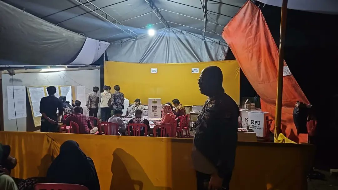 HumasSekCiawi's tweet photo. Monitoring Proses Penghitungan Surat Suara Pemilu 2024 di Wilkum Polsek Ciawi,  Dilakukan Oleh Personil Gabungan Polsek Ciawi Beserta Unsur Muspika Kec Ciawi dan BKO Brimob Polda Jabar, Agar Situasi Selalu Dalam Keadaan Aman dan Nyaman.
#polresbogorhadir 
#operasimantapbrata2024 https://t.co/ZXT0KUax83