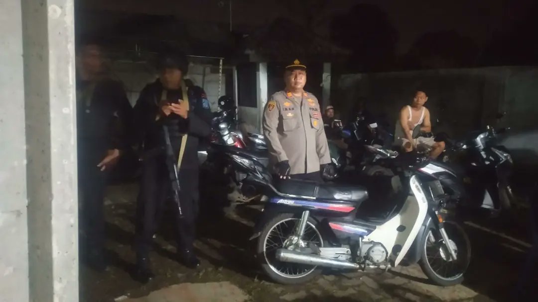HumasSekCiawi's tweet photo. Monitoring Proses Penghitungan Surat Suara Pemilu 2024 di Wilkum Polsek Ciawi,  Dilakukan Oleh Personil Gabungan Polsek Ciawi Beserta Unsur Muspika Kec Ciawi dan BKO Brimob Polda Jabar, Agar Situasi Selalu Dalam Keadaan Aman dan Nyaman.
#polresbogorhadir 
#operasimantapbrata2024 https://t.co/ZXT0KUax83
