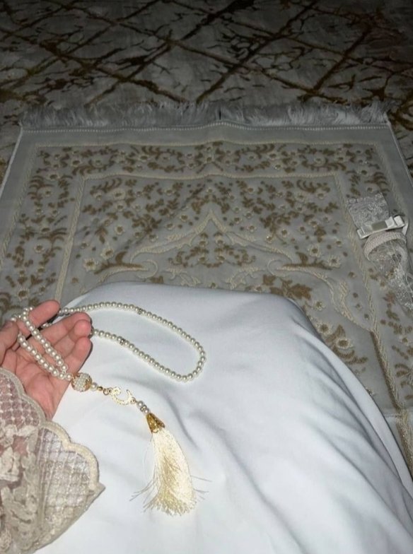 Our holy prophet Muhammad (peace be upon him) said
When Friday comes, the angels sit at the door of the masjid and record who comes to jummah prayer. Then, when imam comes out, the angels roll up their scrolls.
Jummah Mubarak 🤍