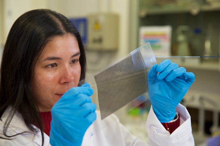 UA_Universidad's tweet photo. ¿Reutilizar huesos de aceituna y cáscaras de almendra para envasar frutas y verduras? 🤔
Investigadores de la UA ya lo están haciendo posible 🙂👏👏
Y además estos nuevos envases alargan la vida de estos vegetales.
Más info en https://t.co/kFC04HdsCL
#talentoUA https://t.co/NAJo23WZJg